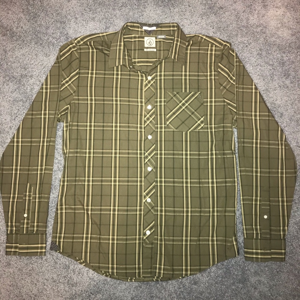 Volcom men’s long sleeve button down shirt• Large